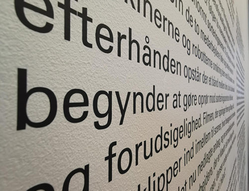 Konturskåret tekst på væg